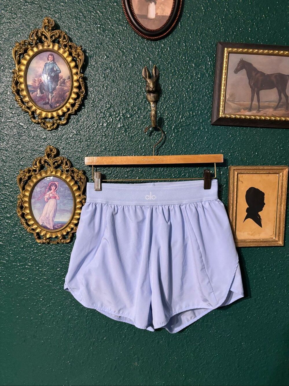 ALO YOGA BLUE LINED 2.5” SHORTS SZ MEDIUM
